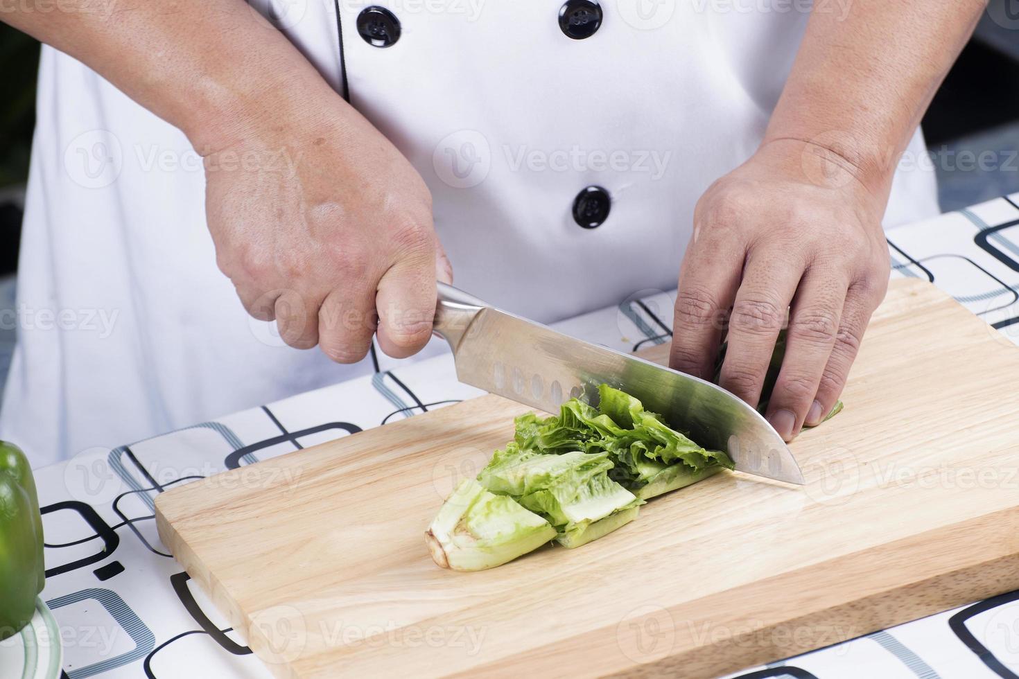 chef cortando lechuga foto