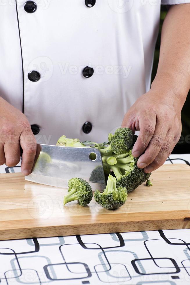 chef cortando brócoli foto