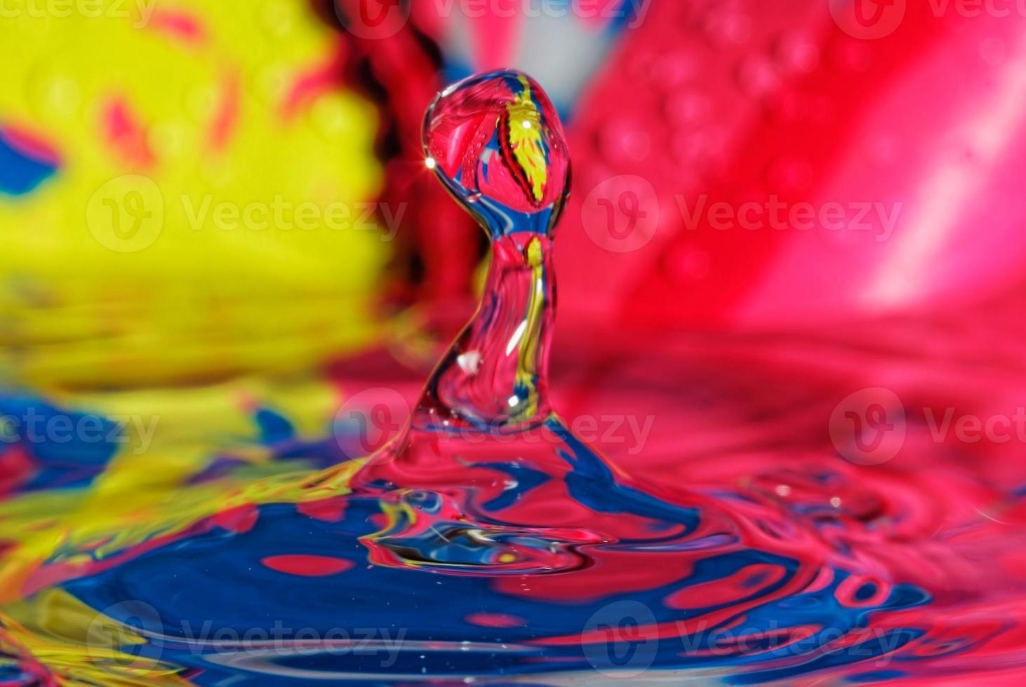 salpicaduras de agua, gota de agua colorida foto