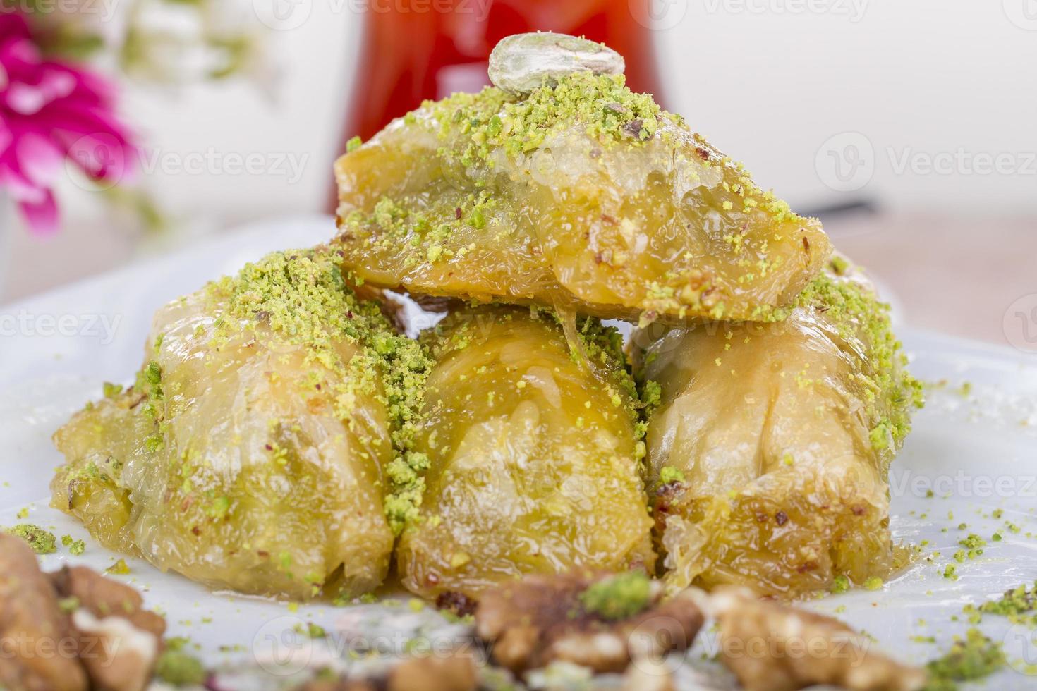 postre árabe turco tradicional - baklava con miel y nueces foto