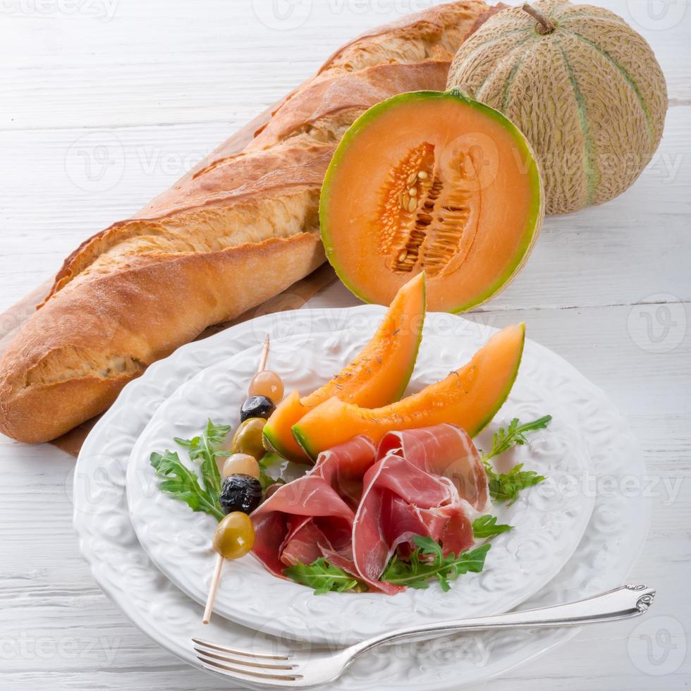 jamón con melón y aceitunas foto