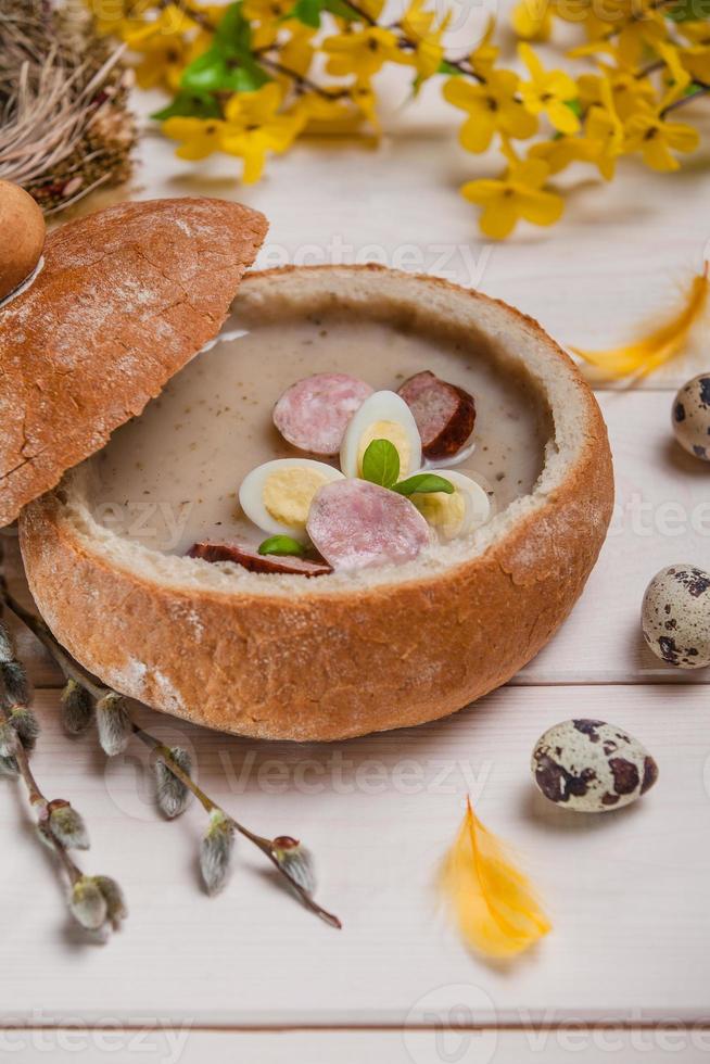 Vacaciones cristianas de primavera. borscht blanco en pan foto