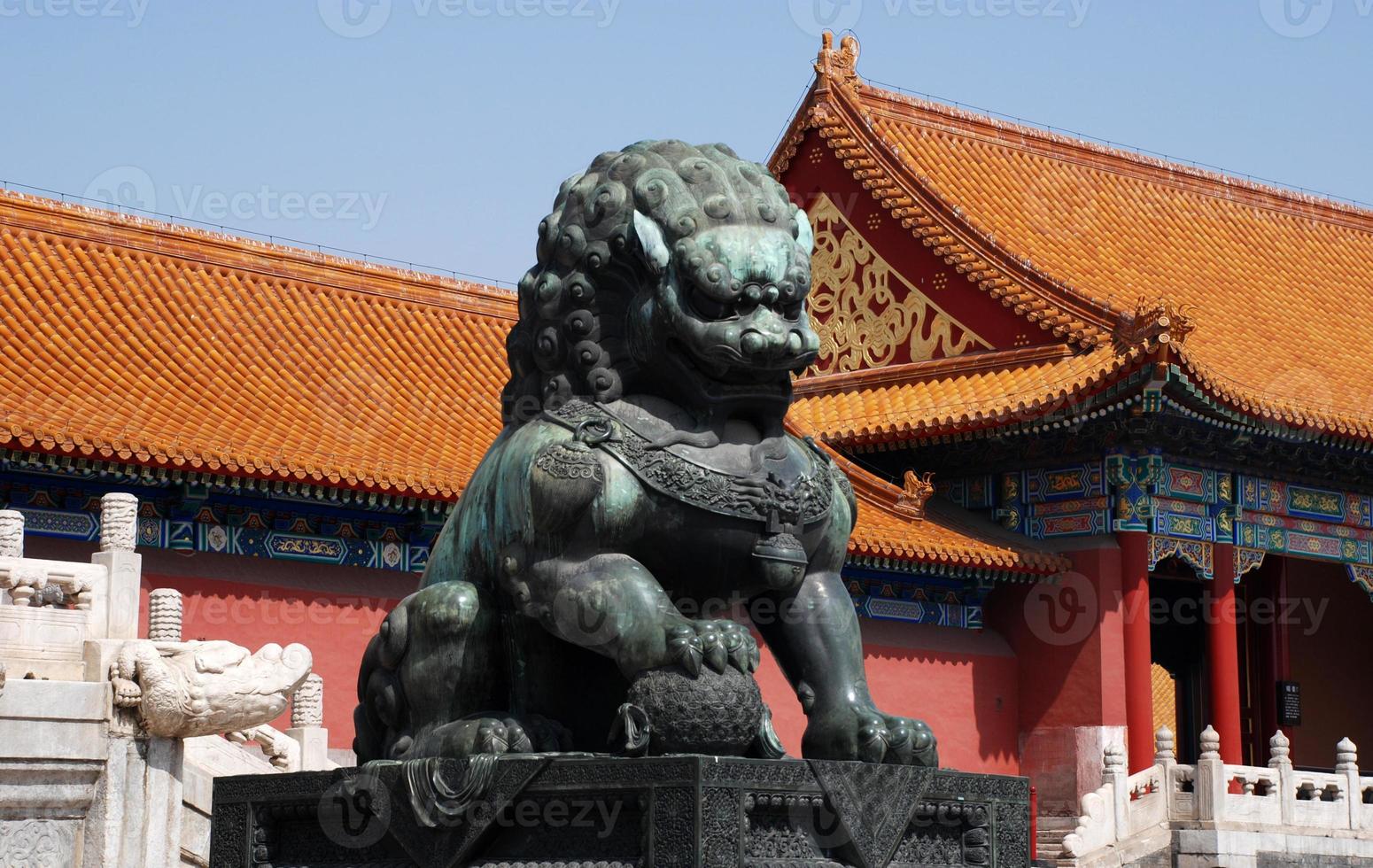 León de bronce imperial en la ciudad prohibida (beijing, china) foto
