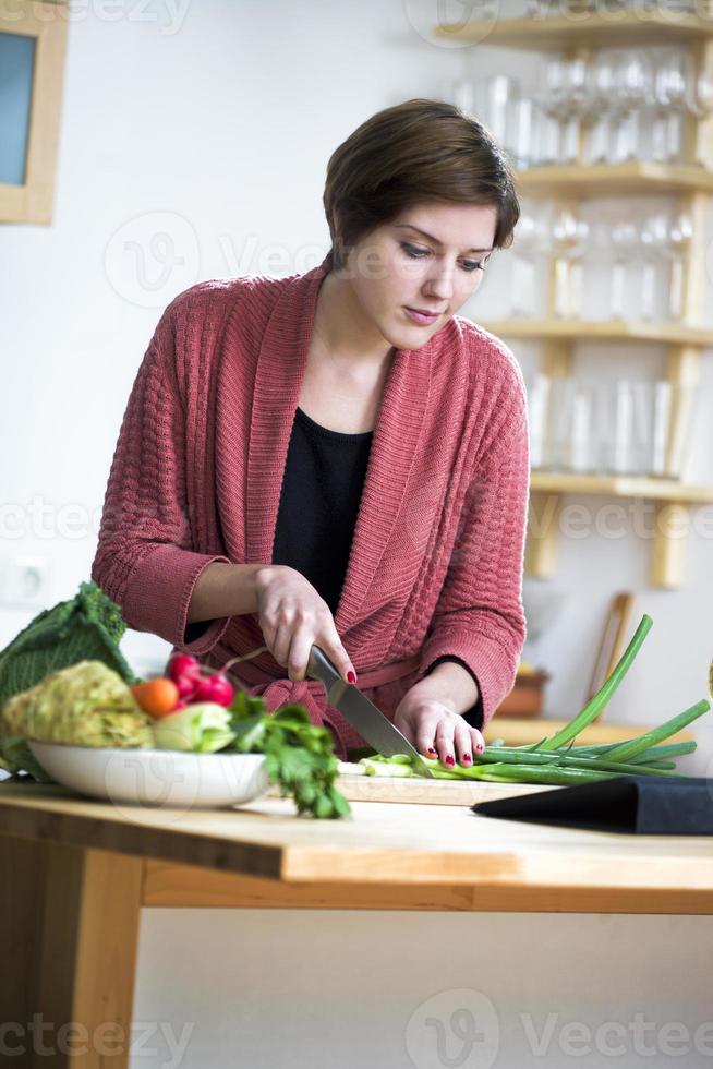 mujer joven mirando una receta en línea foto