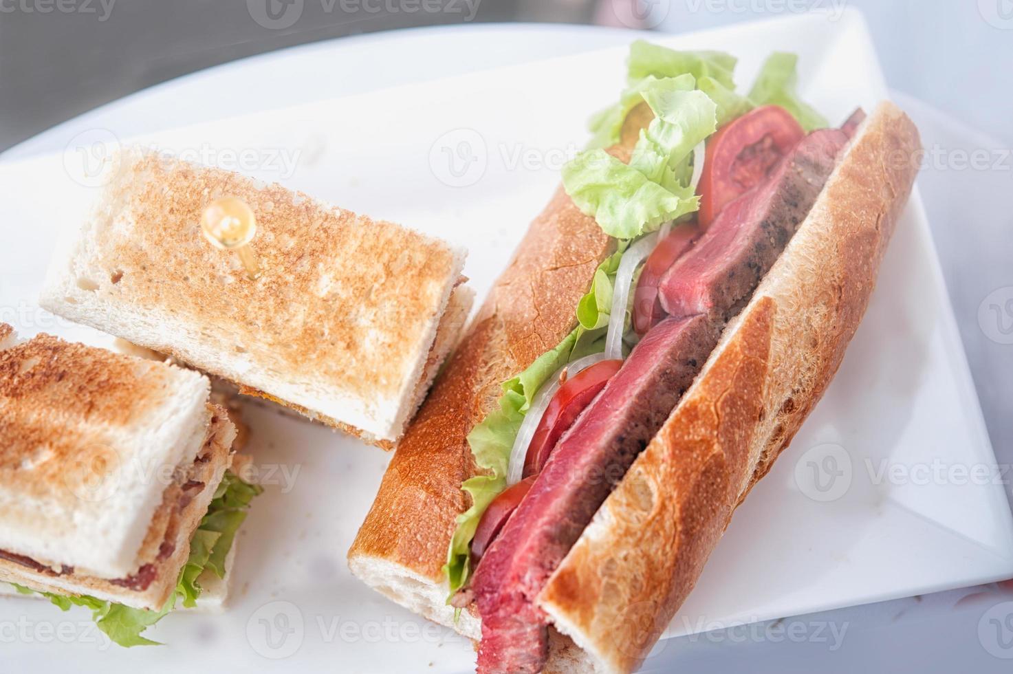 sándwich club y sándwich de carne foto