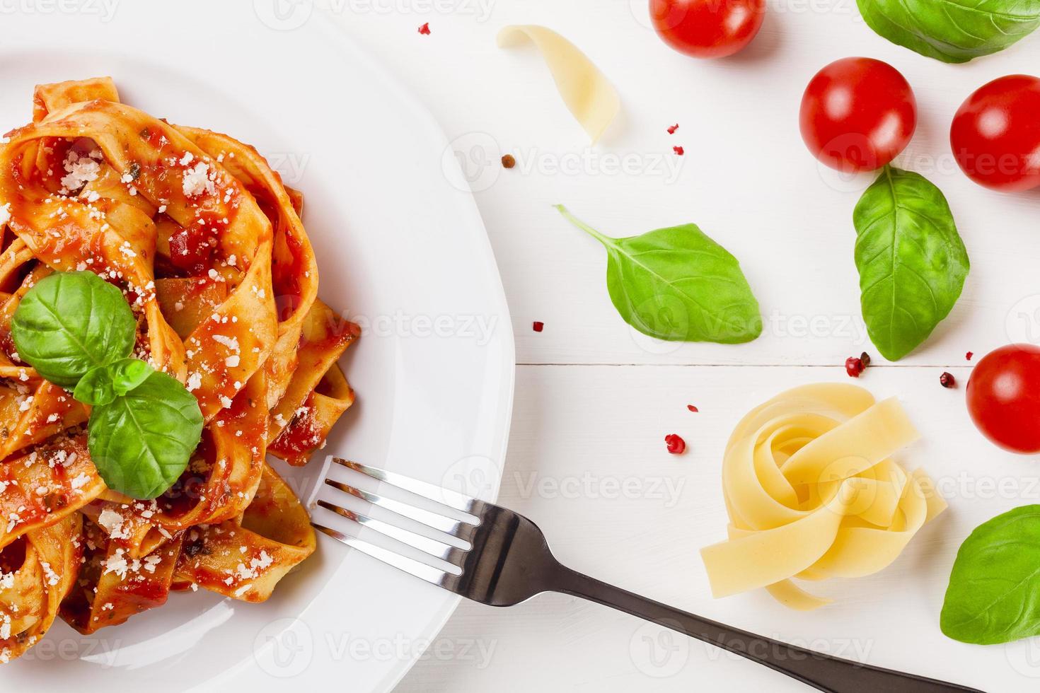 Pasta tagiatelle with tomato photo