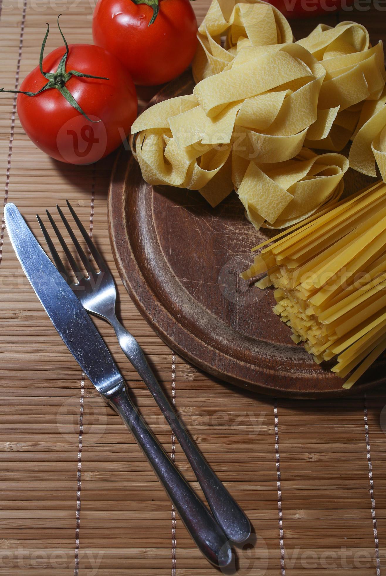 pasta italiana con tomates foto