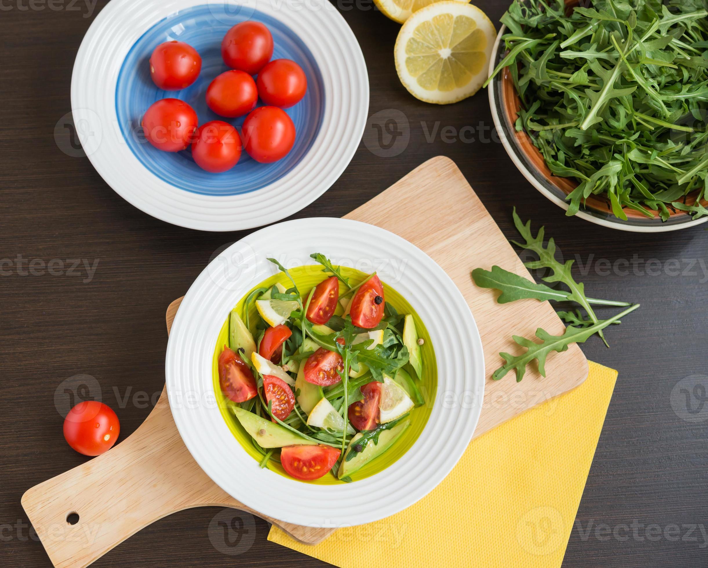 comida sana. Ensalada fresca de rúcula, tomates cherry, aguacate foto