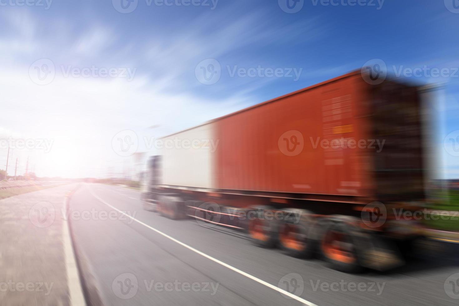 concepto de industria del transporte, grandes contenedores de camiones foto