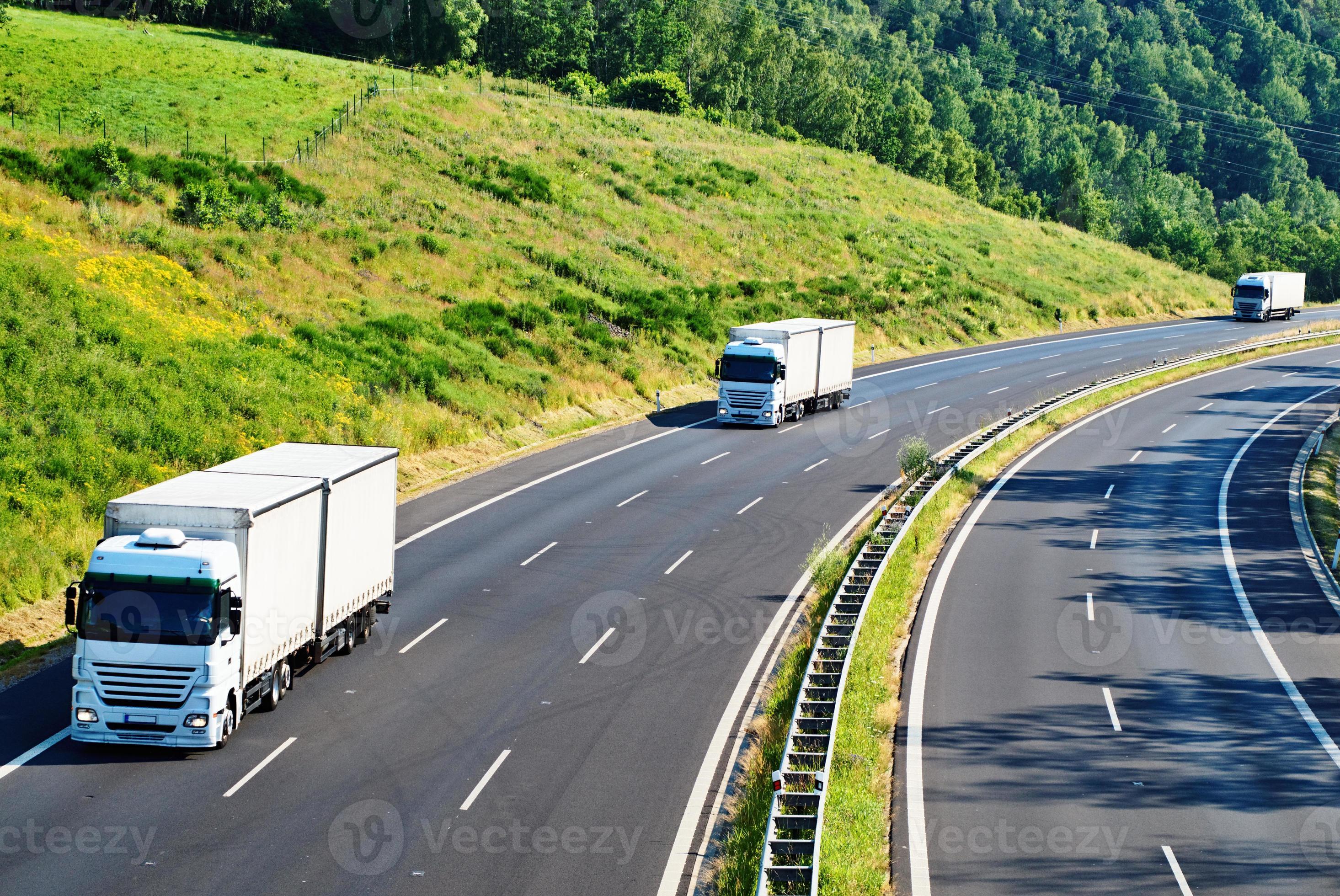 движение груза по дороге. грузовые машины фуры. движение груза по дороге. фура. грузовик в движении.