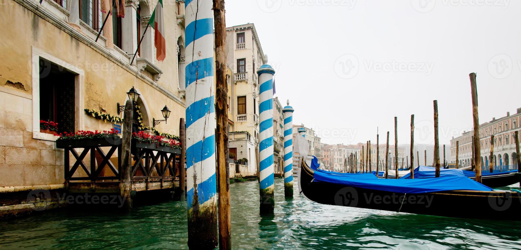 góndolas en el gran canal de venecia foto