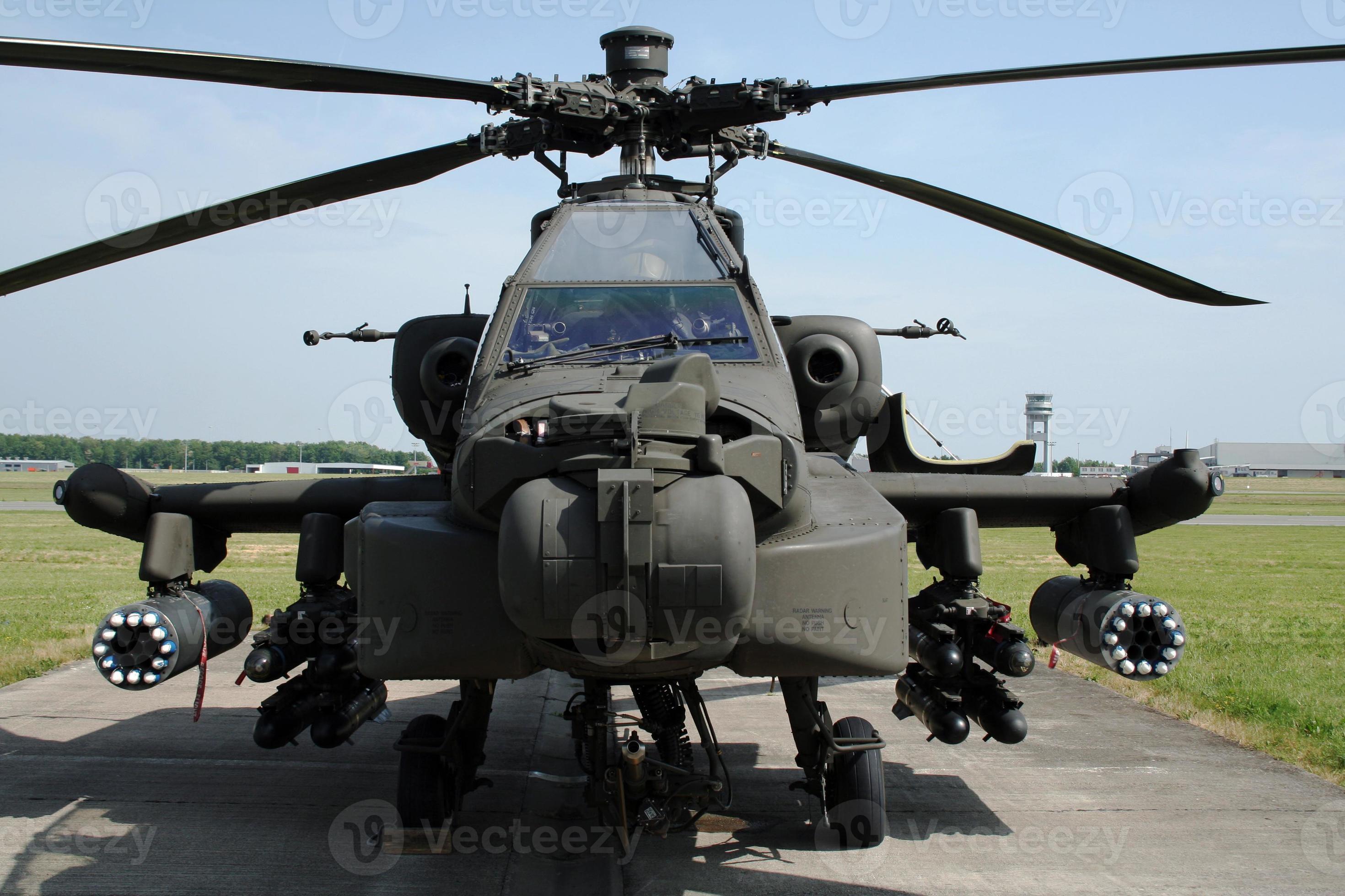 un helicóptero militar ah64 apache longbow en el suelo 771465 Foto de