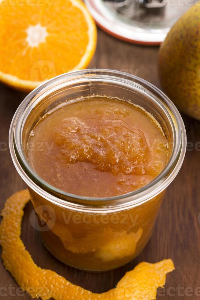 vaso de mermelada de pera con naranja foto