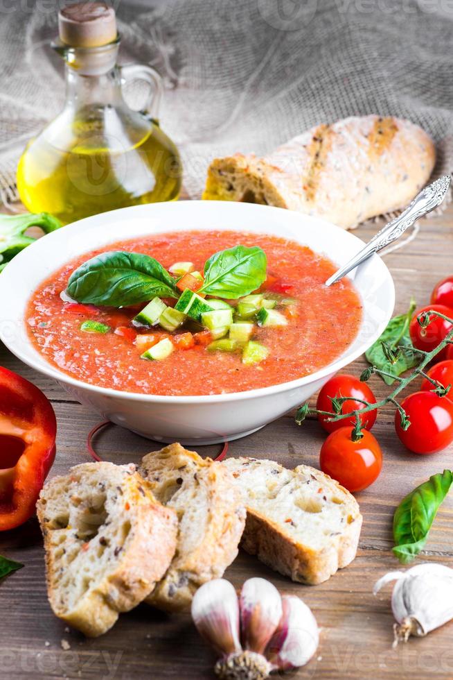 sopa de gazpacho de tomate con pimiento y ajo foto