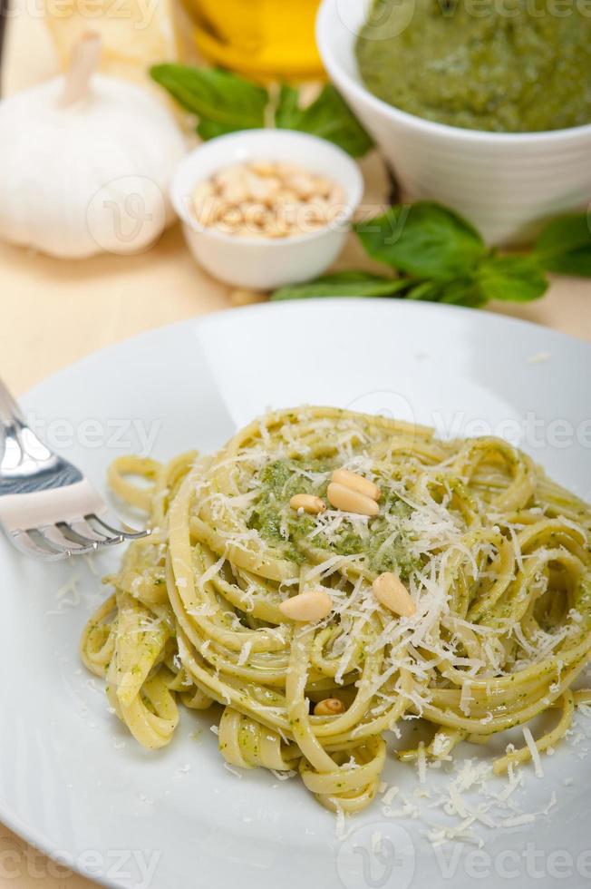 ingredientes de pasta de pesto de albahaca tradicional italiana foto