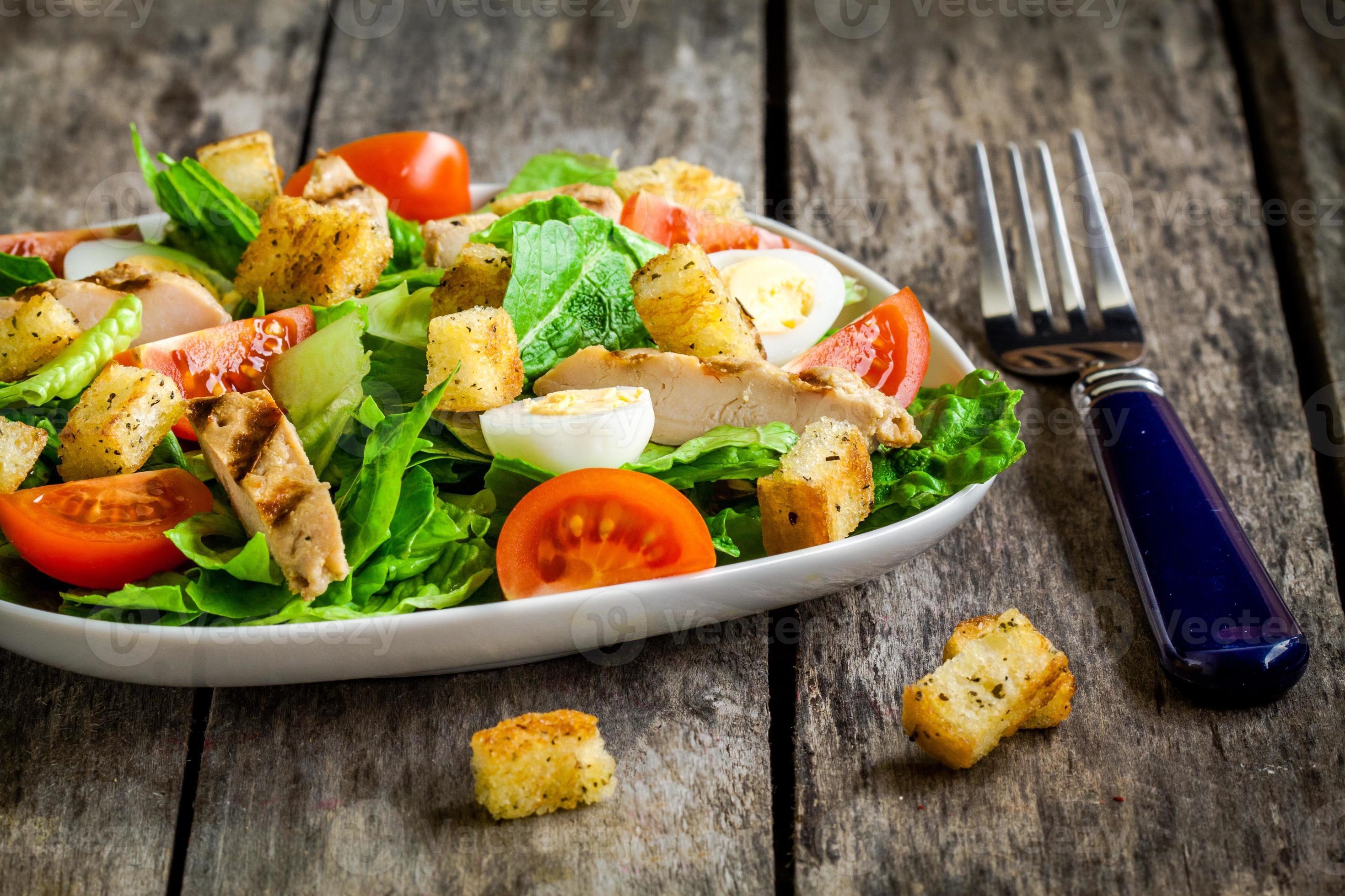 салат с яйцом. салат с куриной грудкой и перепелиными яйцами. салат с куриной грудкой и перепелиными яйцами. салат с перепелиными яйцами и помидорами черри маслинами. салат с куриной грудкой и перепелиными яйцами.