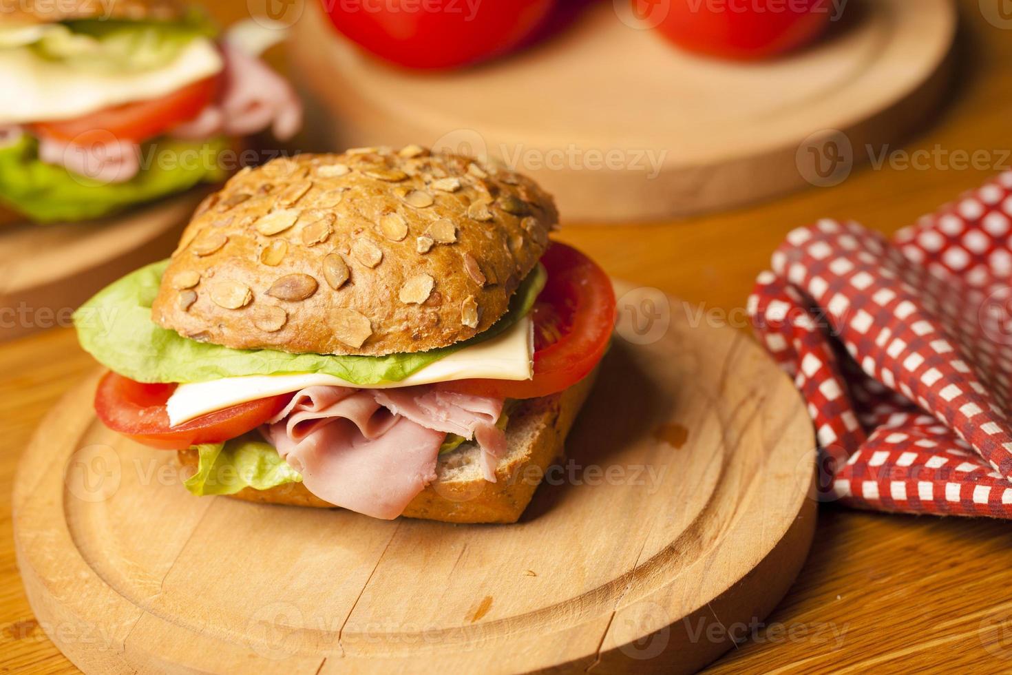 sandwich saludable con jamón, lechuga, queso foto