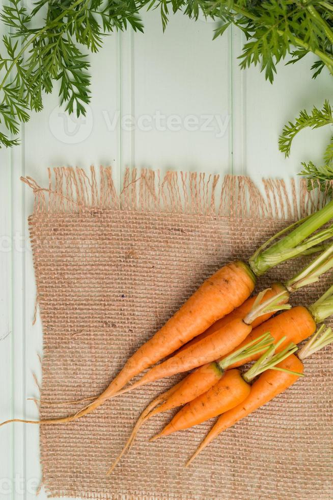 zanahorias en mesa de madera foto