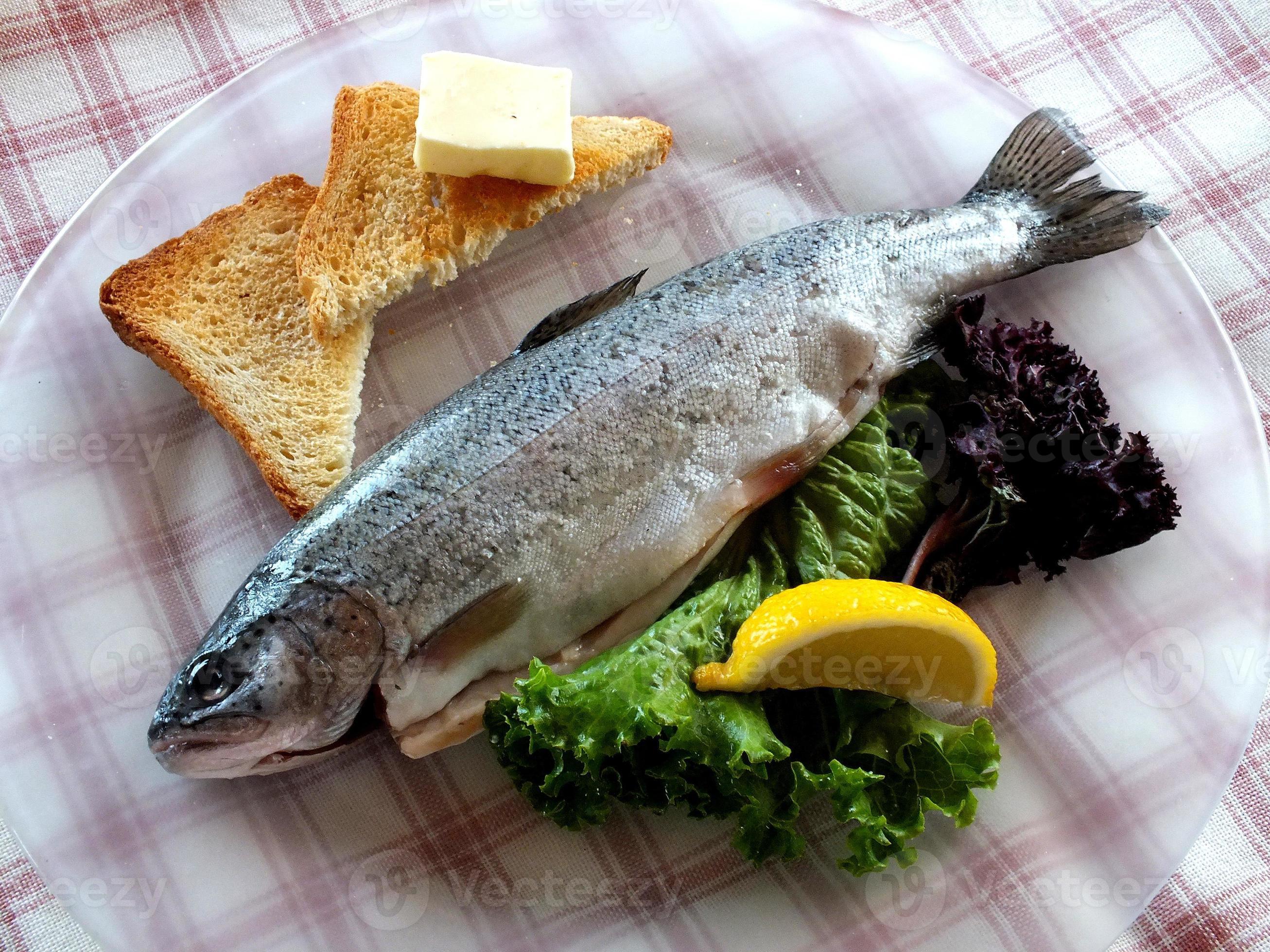 Fisch Auf Teller Foto De Stock