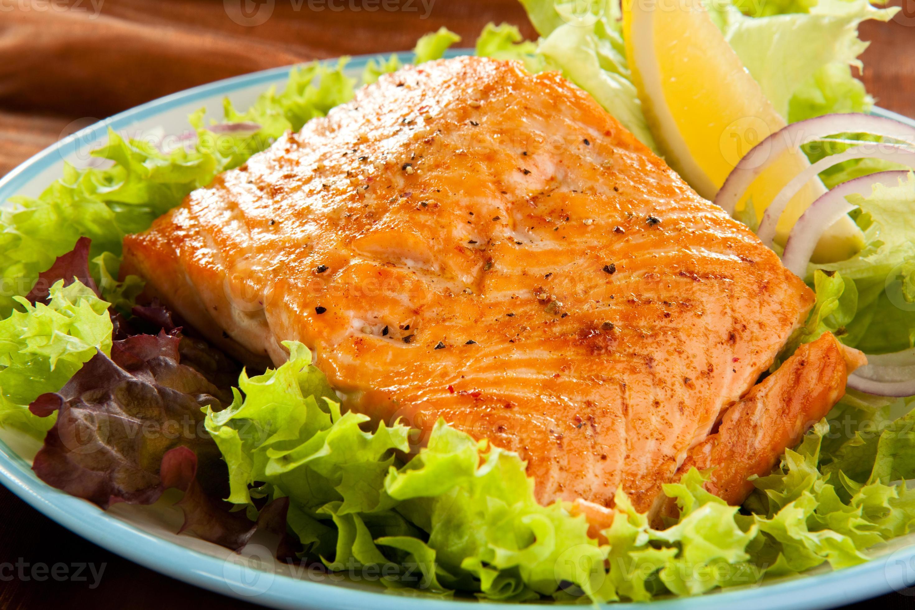 диетическая рыба. диетическая морская рыба. красная рыба с овощами. красивые рыбные блюда. камбала тюрбо со спаржей.