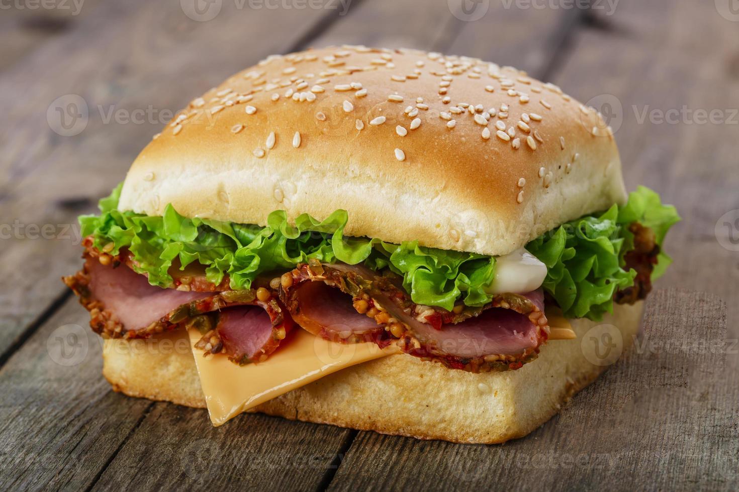 sandwich cuadrado con jamón y queso foto