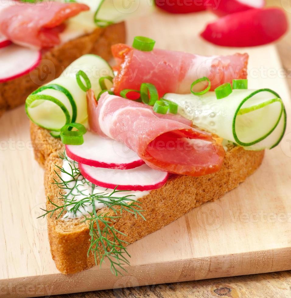 sandwich con jamón, pepino y rábano foto