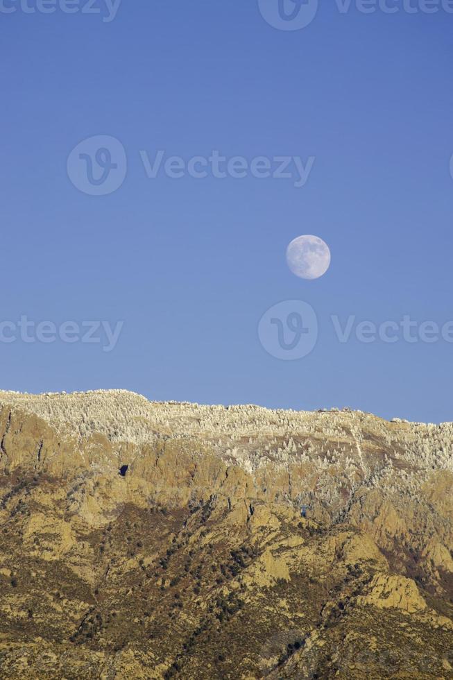 paisaje de montaña invierno salida de la luna foto