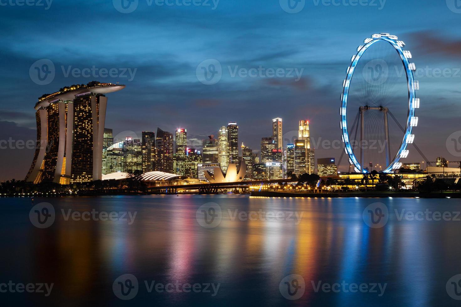 horizonte de Singapur en la noche foto
