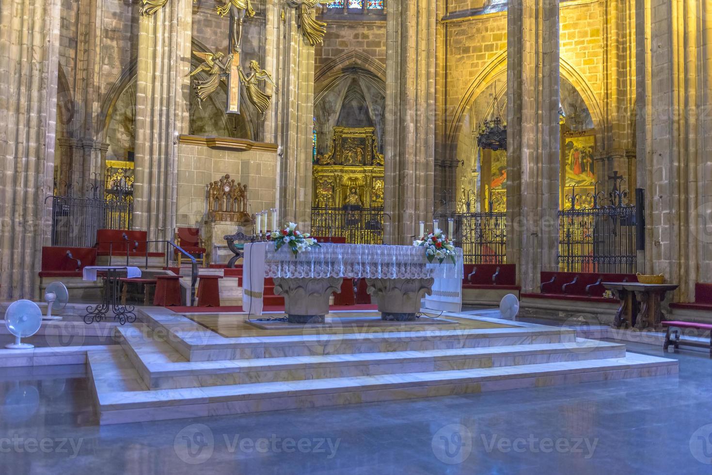 Interior de la catedral de Barcelona, Cataluña, España foto