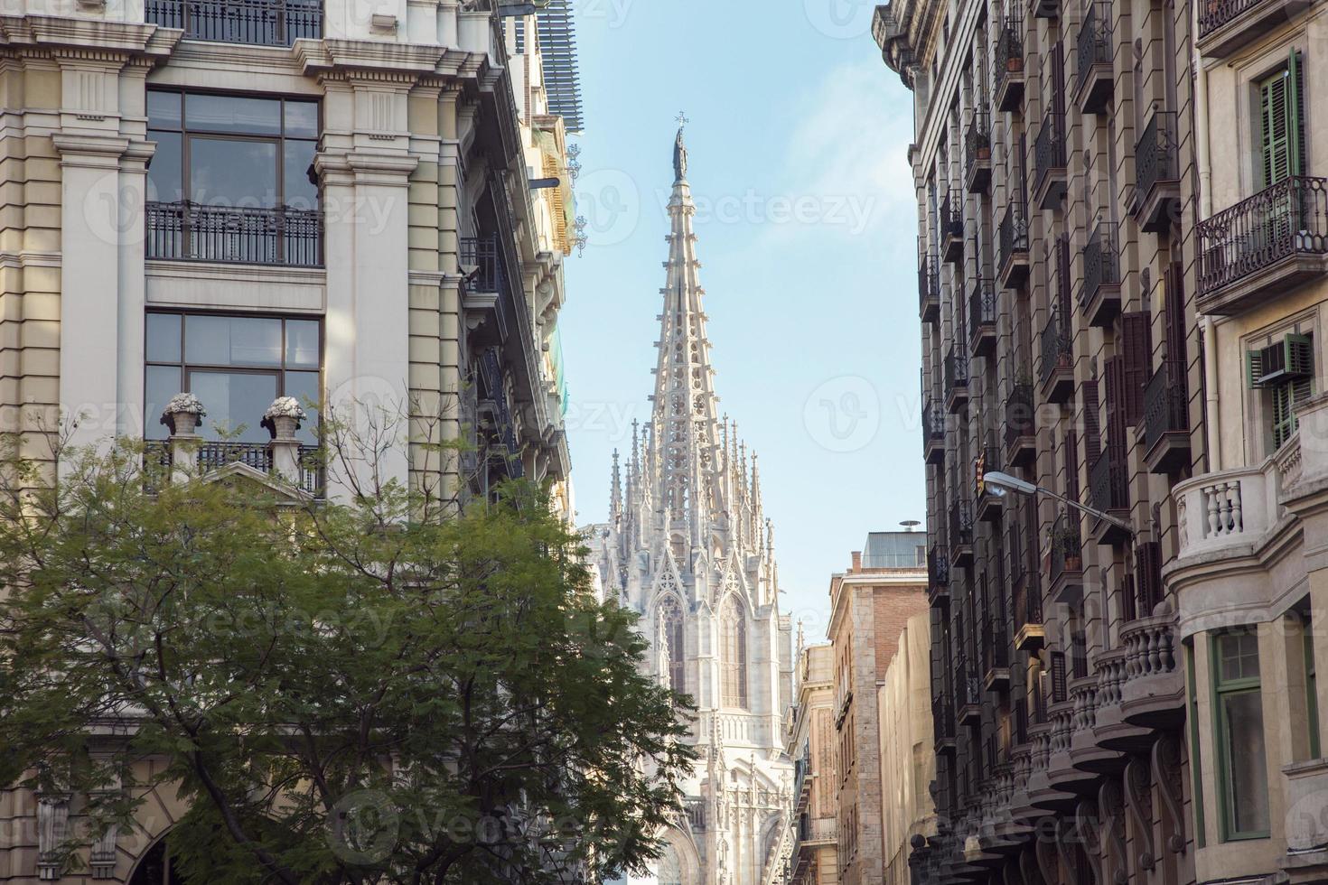 vista de la catedral gótica de barcelona entre edificios foto