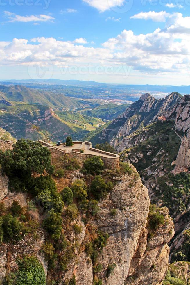 Hermosa montaña cerca del monasterio de Montserrat en Cataluña, España foto