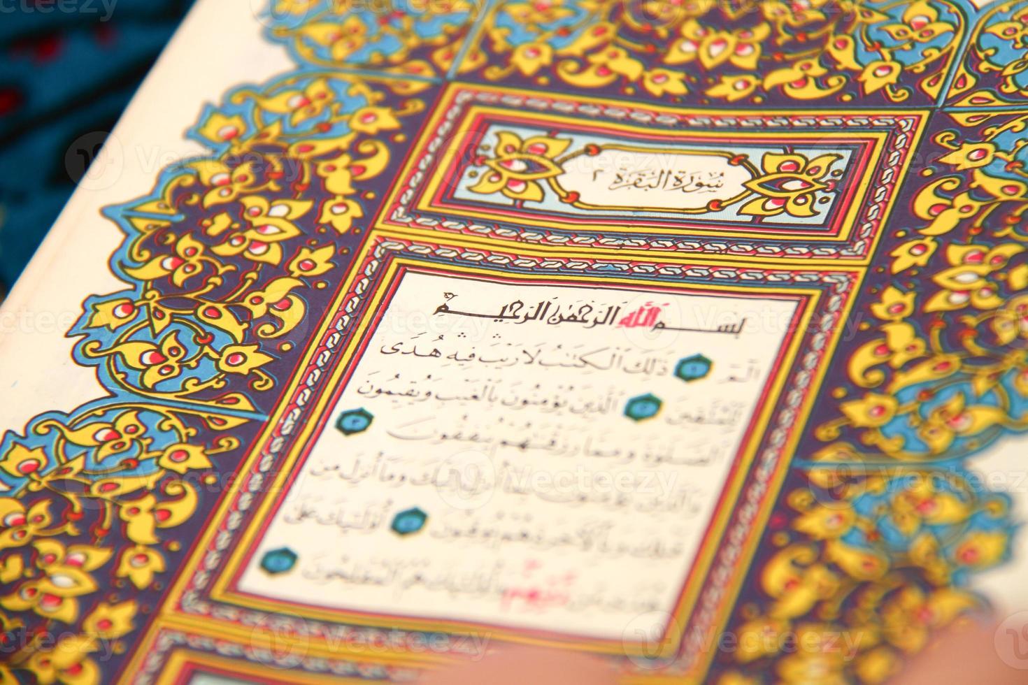 leyendo el sagrado Corán foto