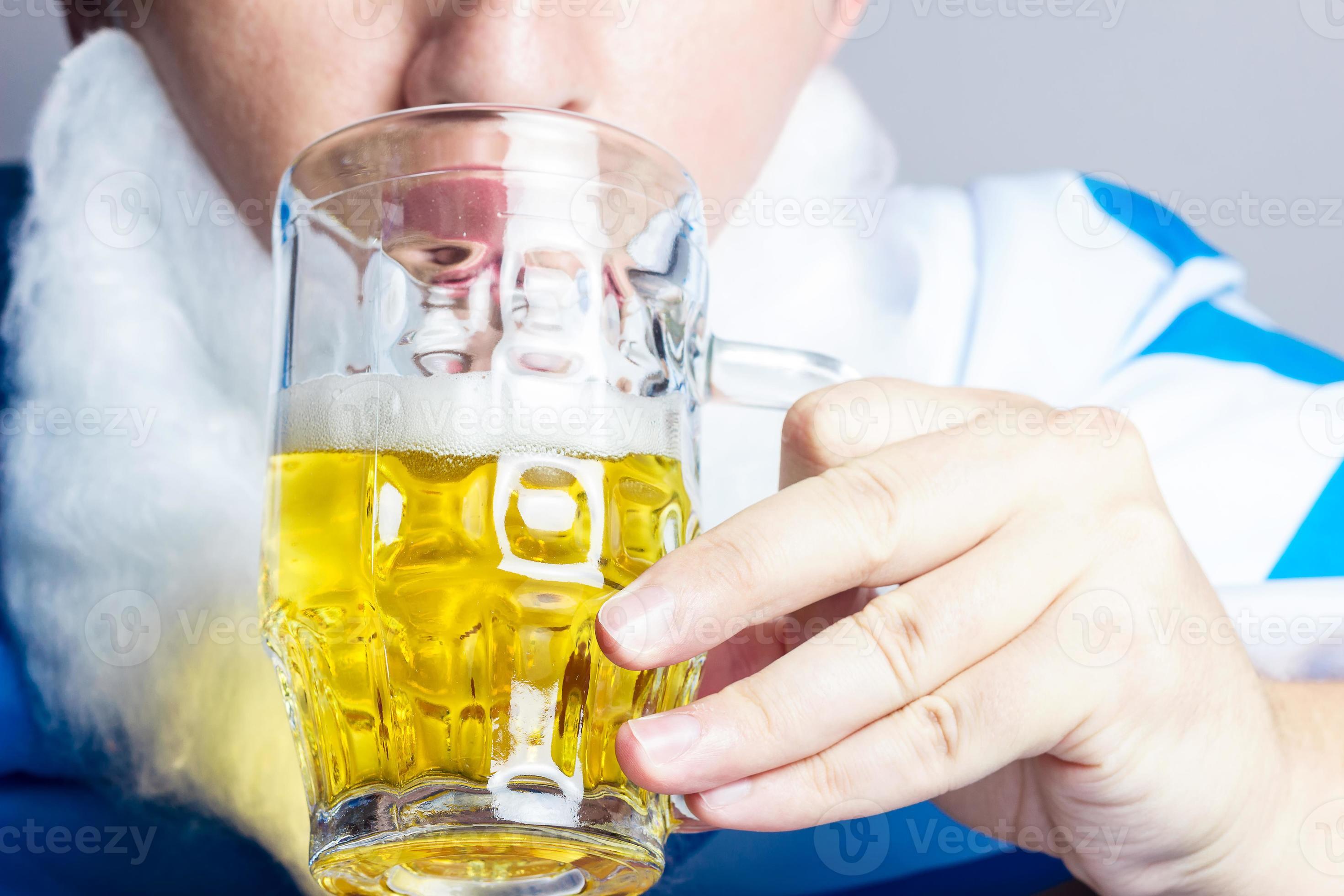 hombre con bandera bávara vaso de cerveza foto
