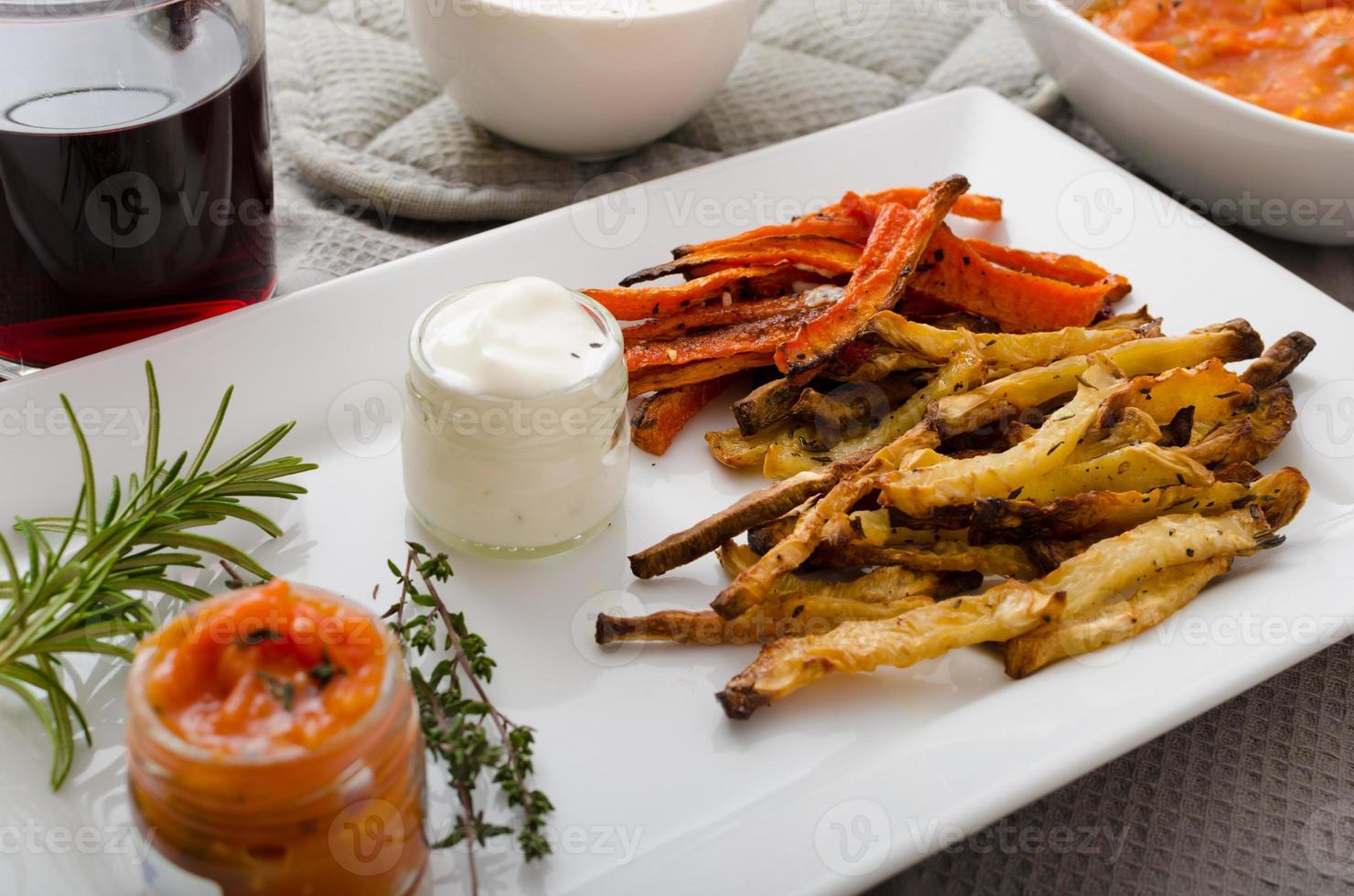 chips de vegetales saludables - papas fritas remolacha, apio y zanahorias foto