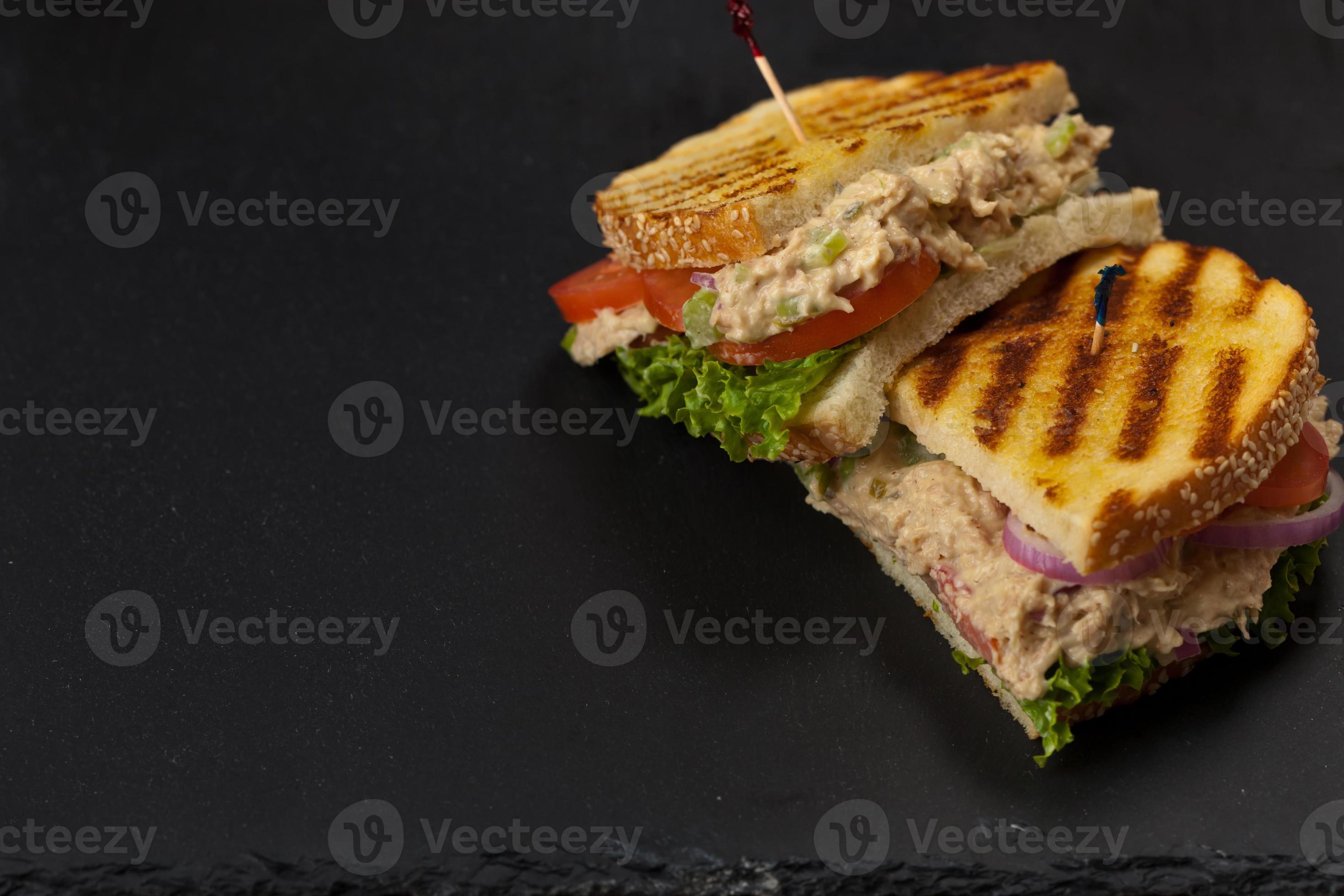 sandwich de panini de atún foto