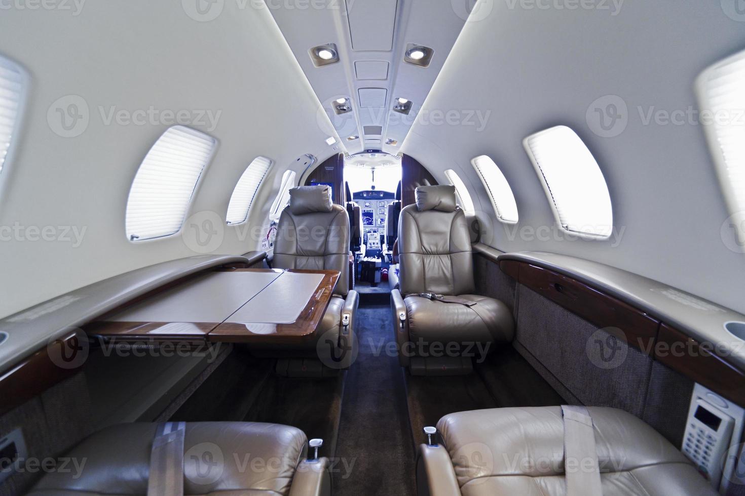 Un moderno interior de jet privado de negocios foto