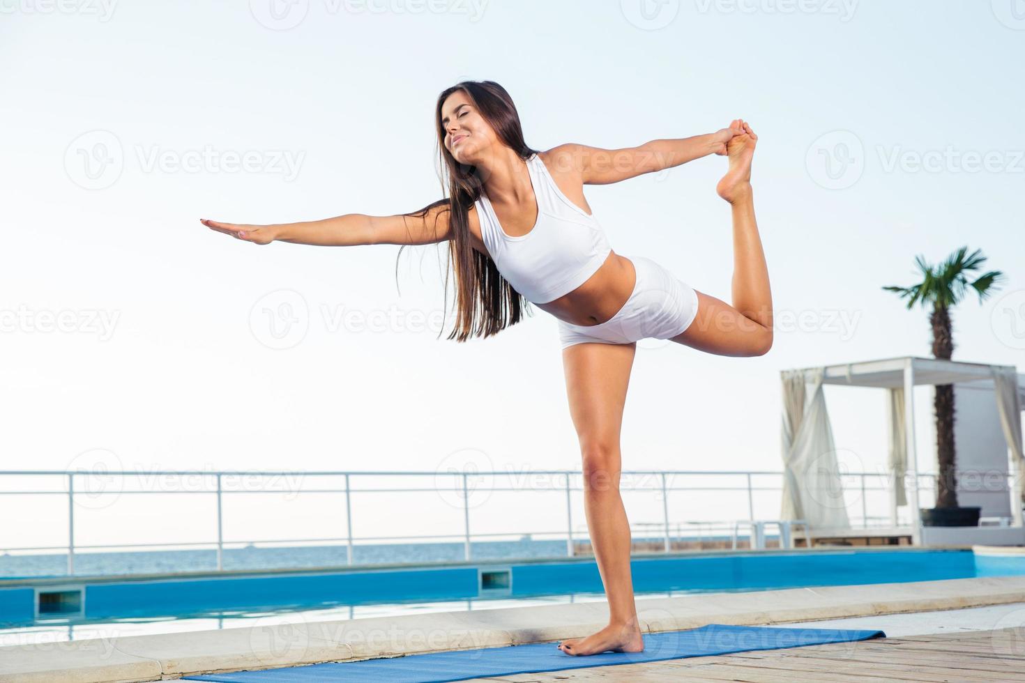 mujer haciendo ejercicios de estiramiento al aire libre foto