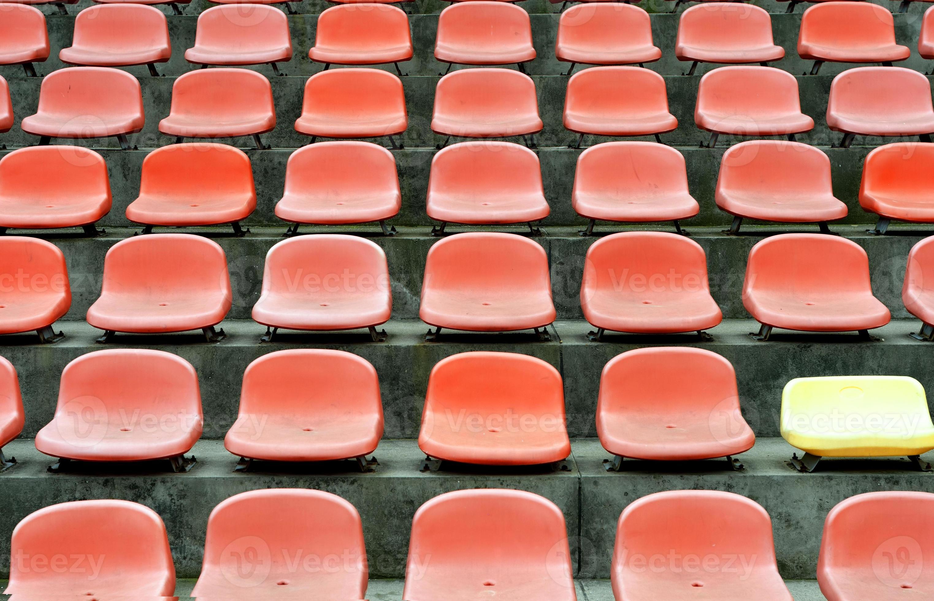 Пустой зрительный зал. Empty row. Пустой стадион стулья. Пустые стулья в ряд. Empty row.