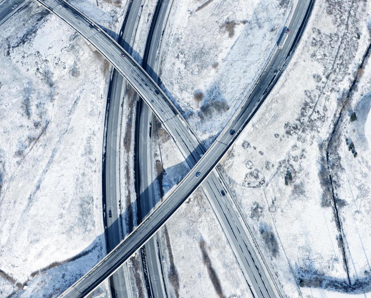 intersecciones de carreteras vista aérea de invierno foto