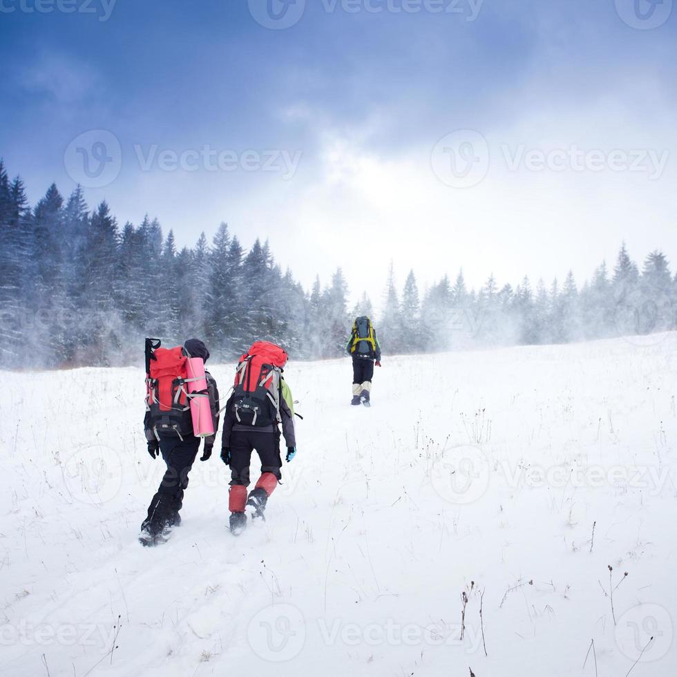 excursionista en montañas de invierno foto