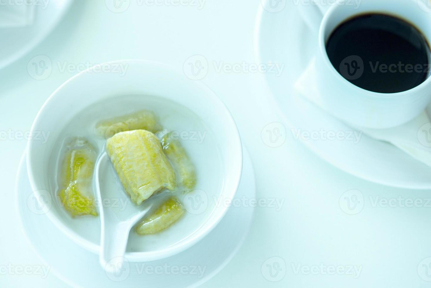 plátano en leche de coco, plátano amarillo dulce cubierto foto