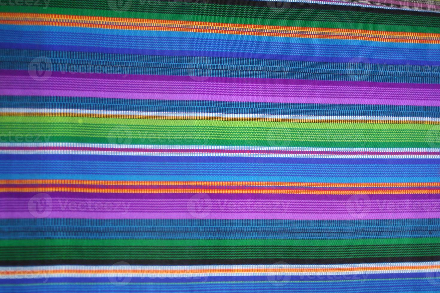 Coloridos textiles mayas de guatemala en el mercado de antigua foto