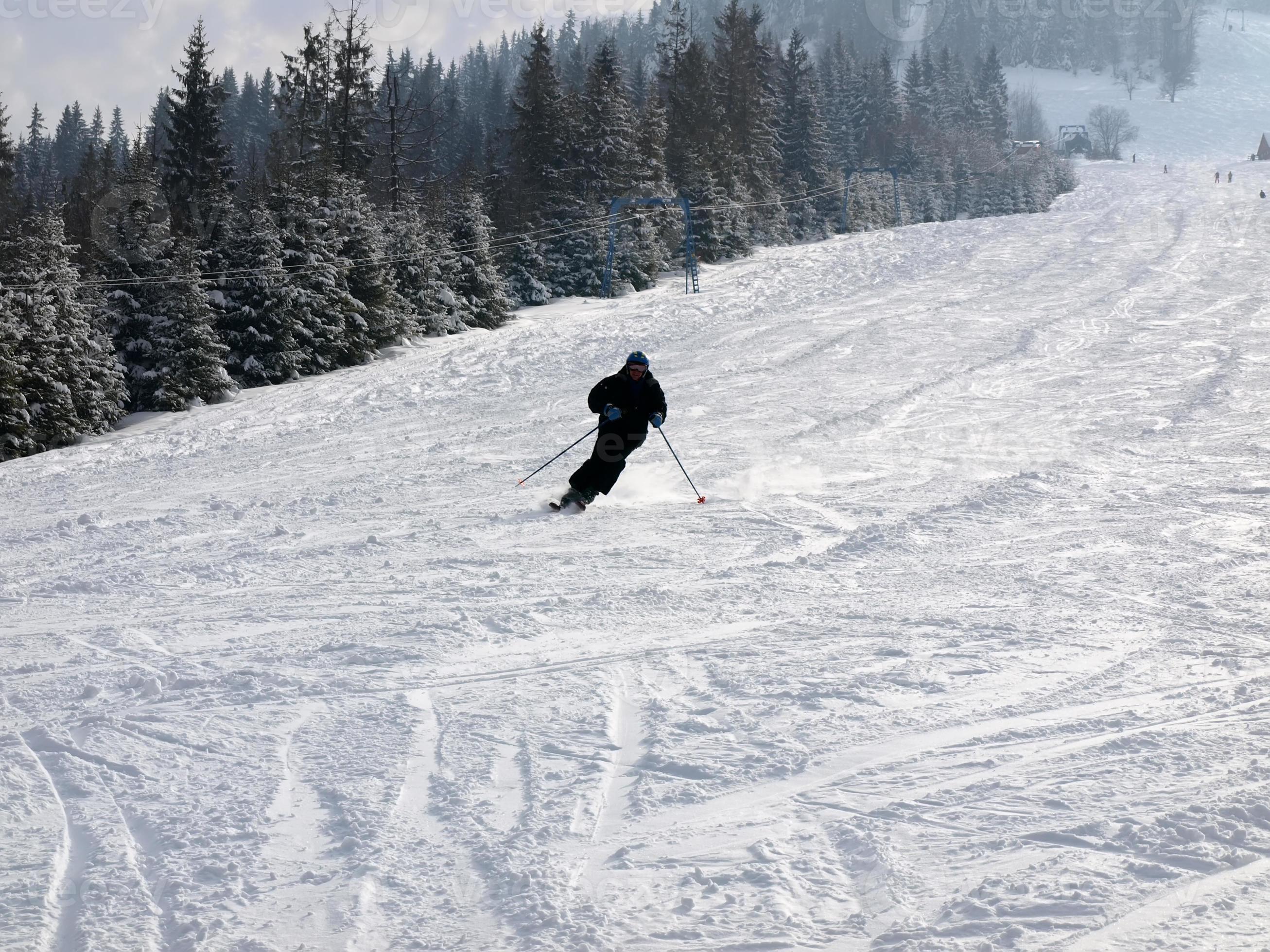 esquiador en la pista de esquí foto