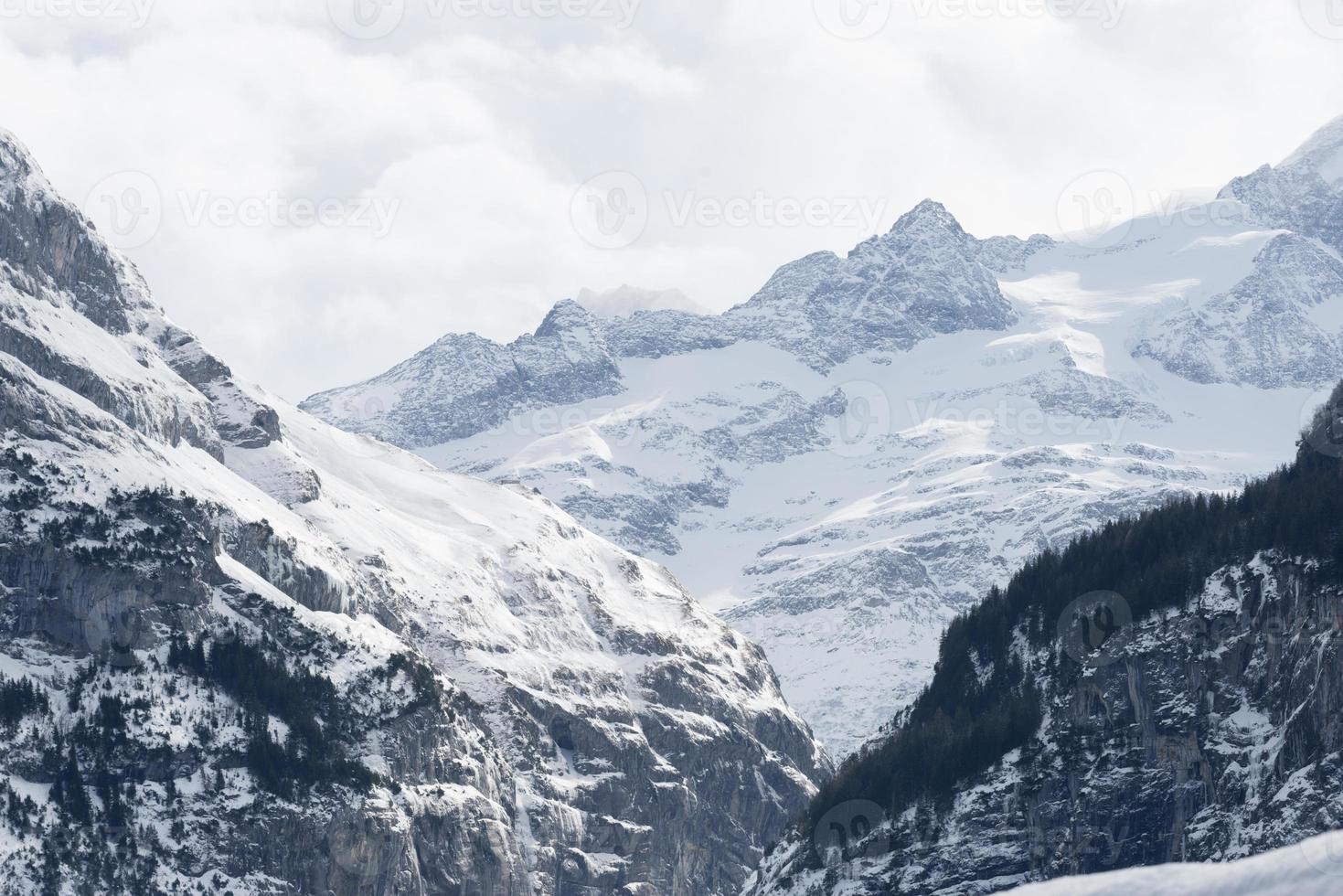 montaña nevada en los Alpes suizos foto