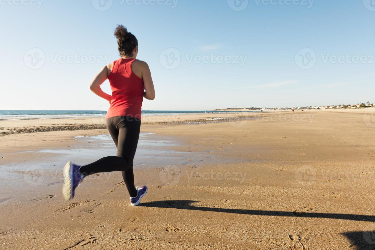 mujer corriendo en la playa foto