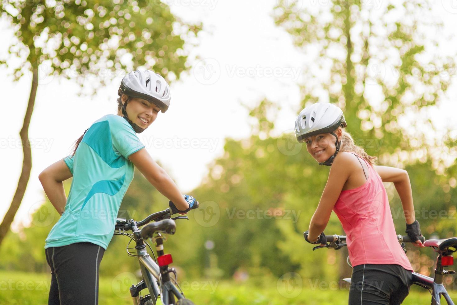 dos mujeres ciclistas caucásicas foto