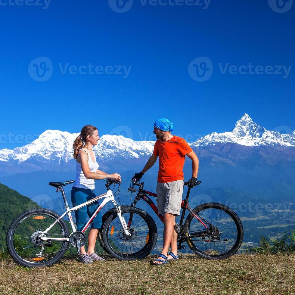 Familia biker en las montañas del Himalaya, región de Anapurna foto