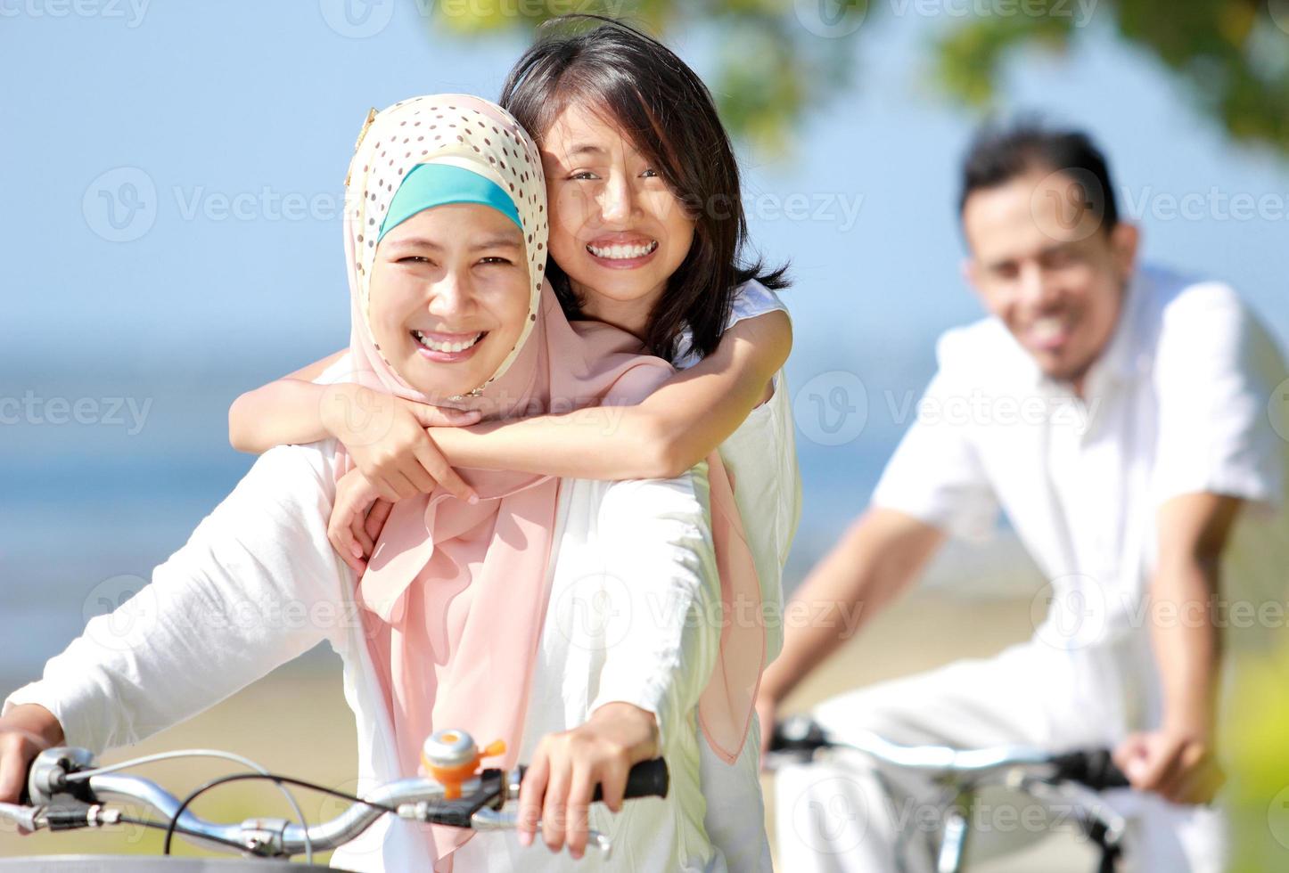 familia feliz andar en bicicleta foto