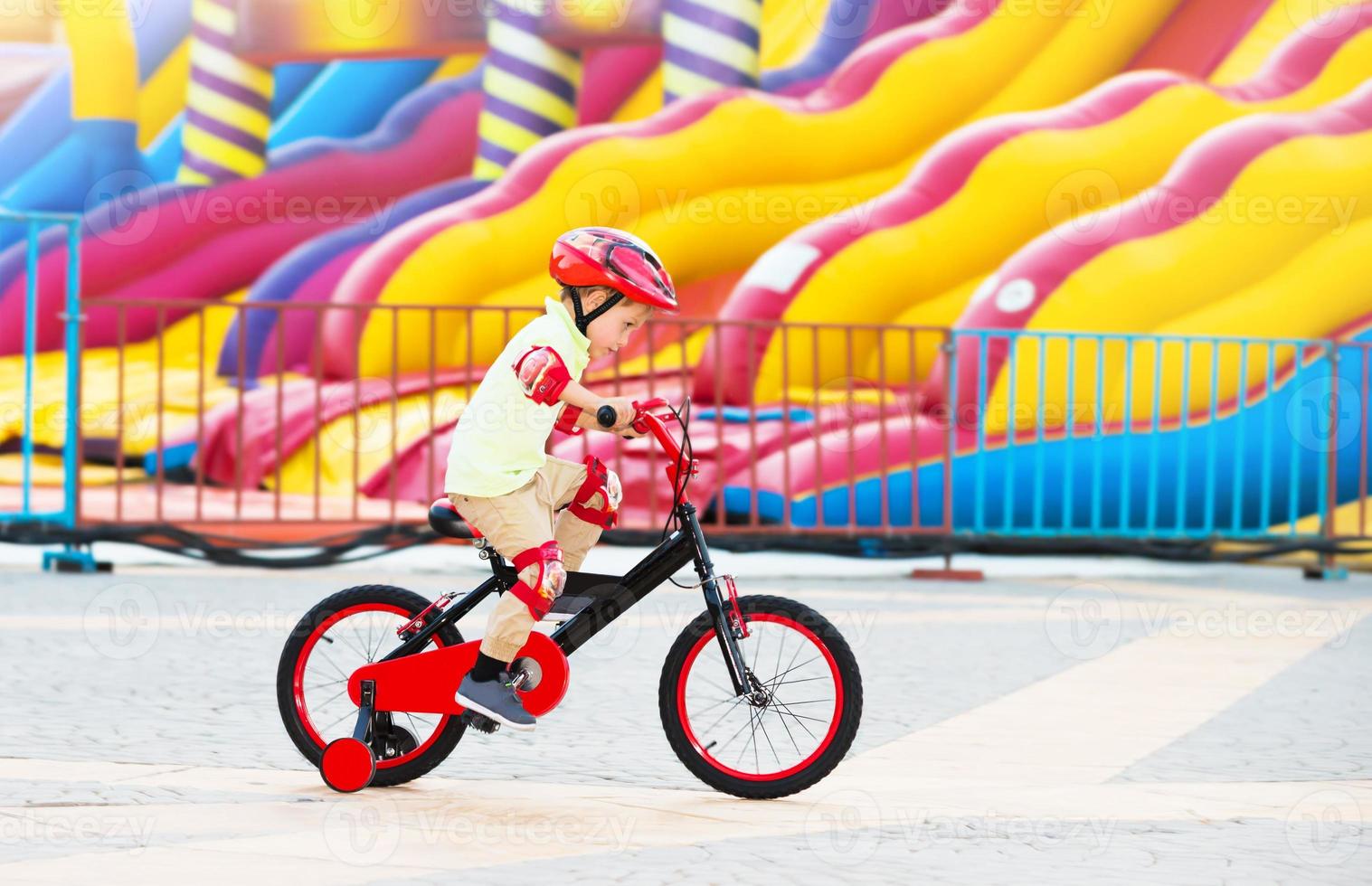 niño alegre en la bicicleta foto