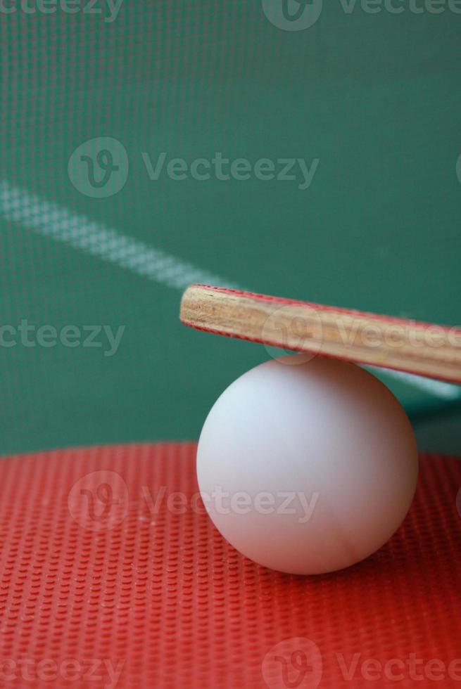 pelota de ping pong entre raquetas foto